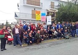 Los portugueños protestaron ayer ante la oficina. :: IRENE RIVAS