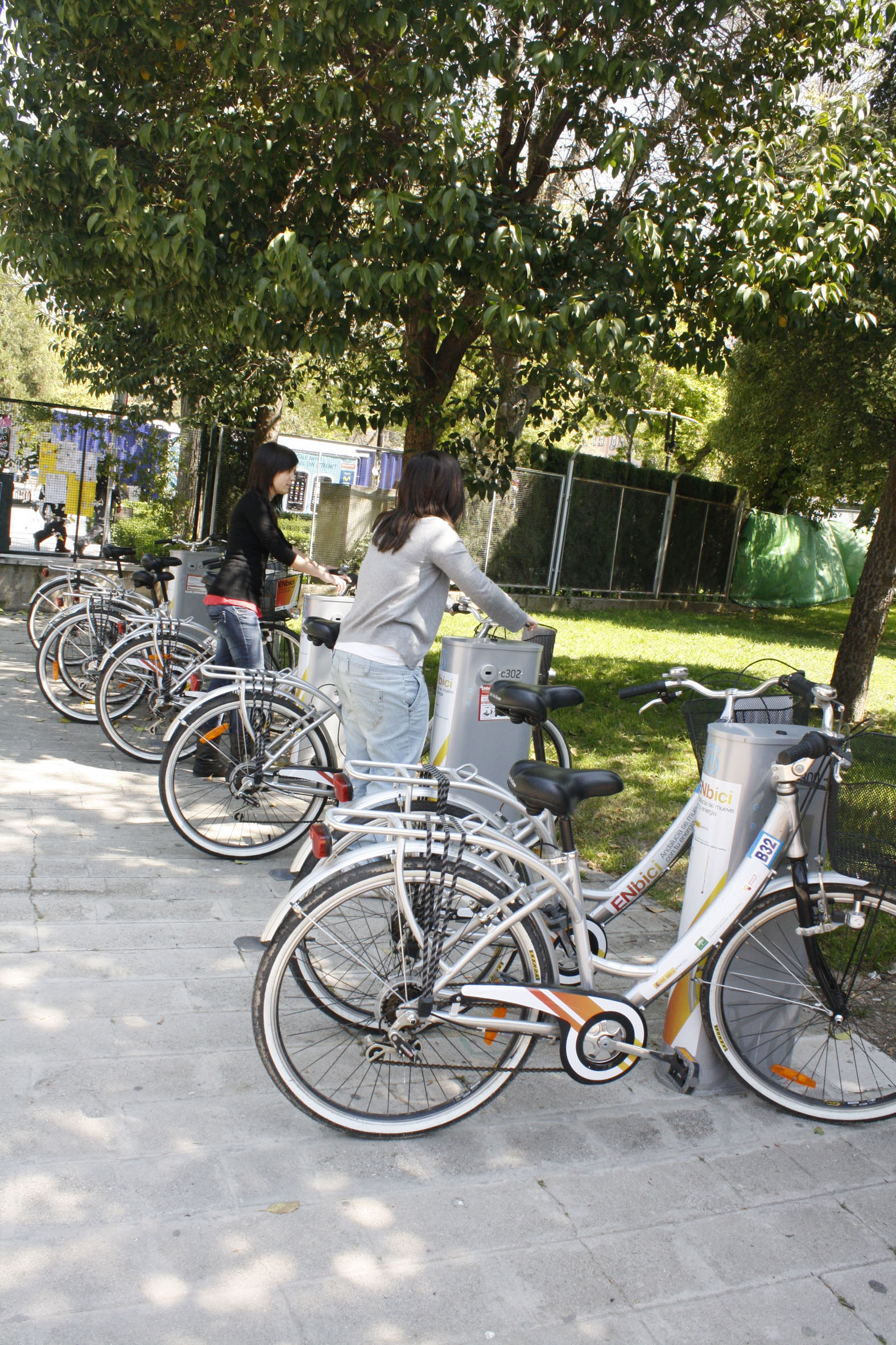 Estudiantes cogen las bicis aparcadas ante la Facultad de Arquitectura Técnica.