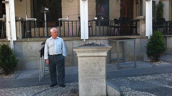 Retiran la estatua de Ibn Tibon de Pavaneras (Granada) para restaurarla