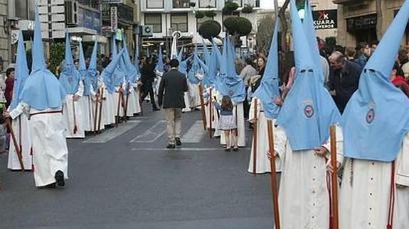 Nazarenos de la Cofradía del Amor durante uno de los bellos desfiles procesionales de Almería