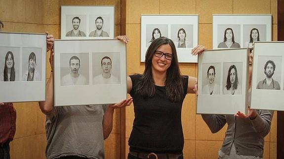 Leticia Ruiz, rodeada de fotos de su original exposición. 