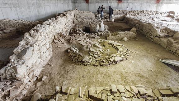 Arqueólogos trabajan en el complejo de Los Mondragones donde se han encontrado restos de una villa romana del siglo I, durante las obras de construcción del aparcamiento subterráneo. 