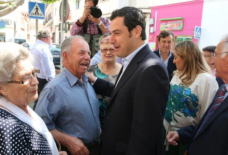 El presidente del PP andaluz, Juan Manuel Moreno, saluda a varios vecinos durante su visita al municipio almeriense de Viator 