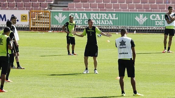 Lucas Alcaraz dirige el entrenamiento. 