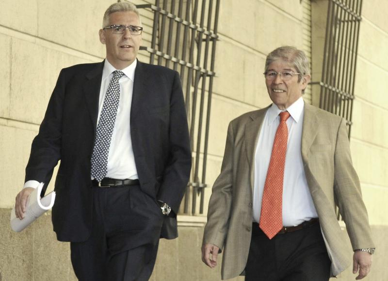 José María Bueno Lidón (derecha), expresidente de El Monte, llega con su abogado 