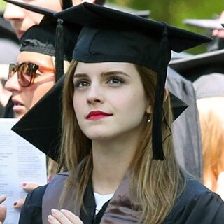 Erótica Emma Watson se gradúa en la universidad