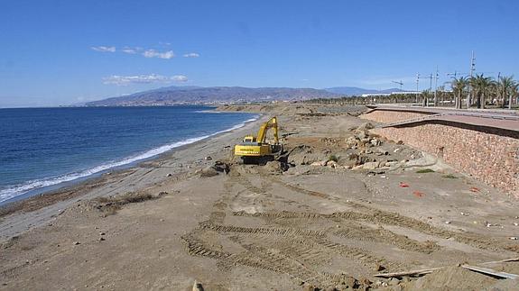 Máquinas excavadoras trabajan en la regeneración de la playa de El Toyo de Almería. 
