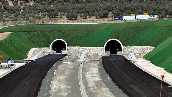 Del bitúnel de Quejigares, de doble vía, se usará la mitad.