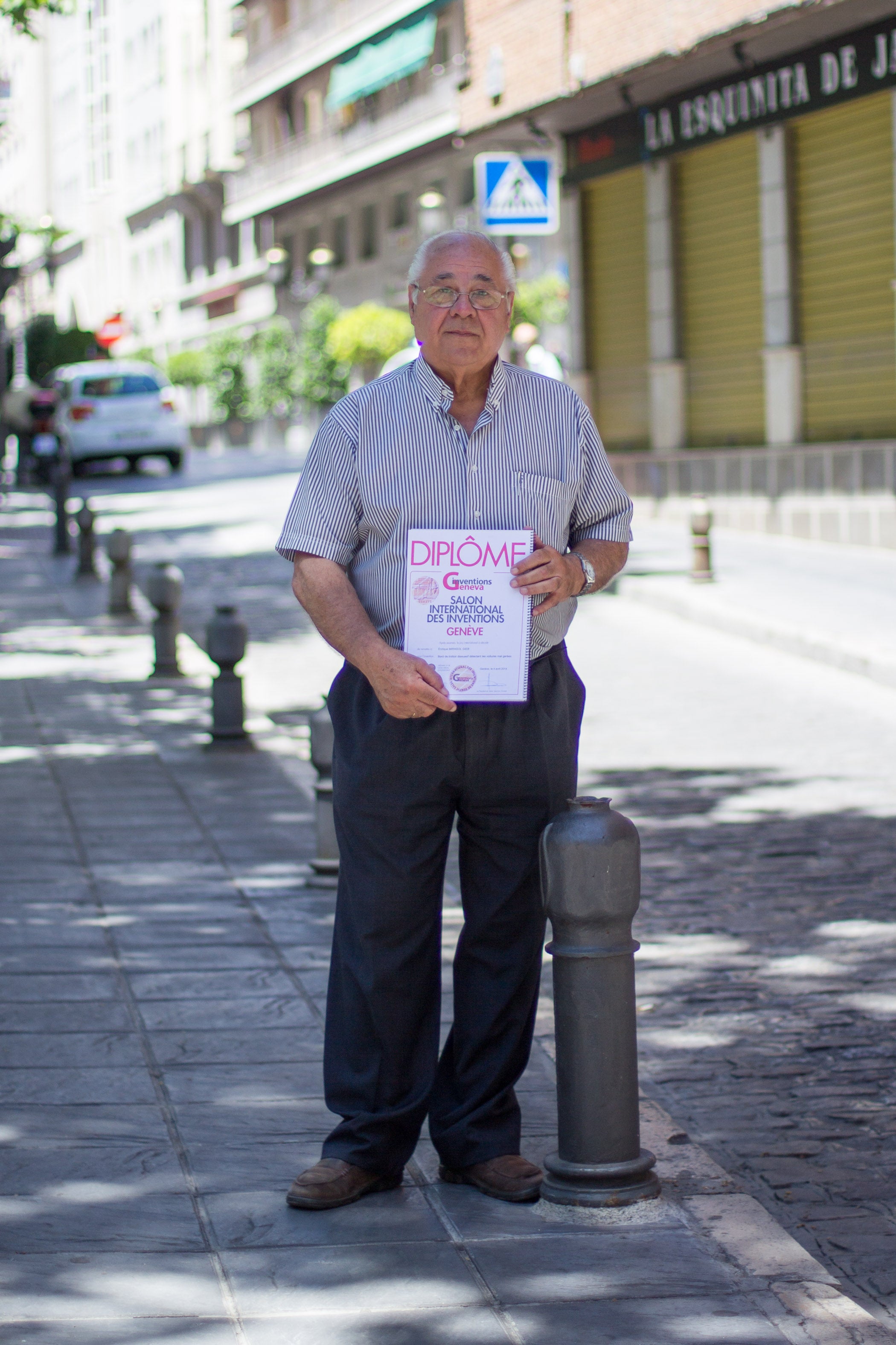 Enrique Mirasol posa junto a uno de los bolardos que su sistema eliminaría para siempre.