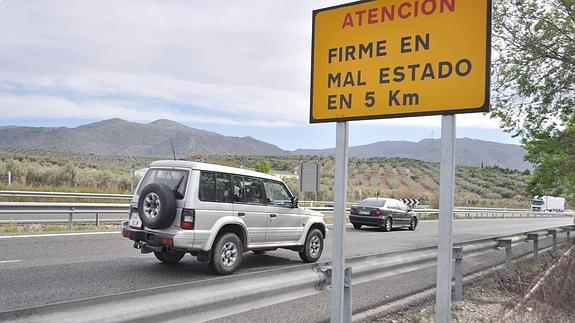 Cartel que alerta del mal estado de la calzada de la A-92 a su paso por Loja. 