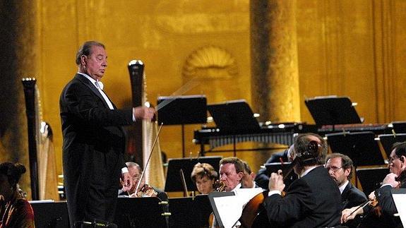 Rafael Frühbeck de Burgos dirige a la Orquesta Nacional de España en el Palacio de Carlos V en 2001 