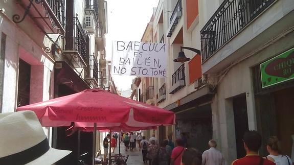 Pancarta instalada en la calle Real de Bailén. / JOSÉ LUIS LÓPEZ