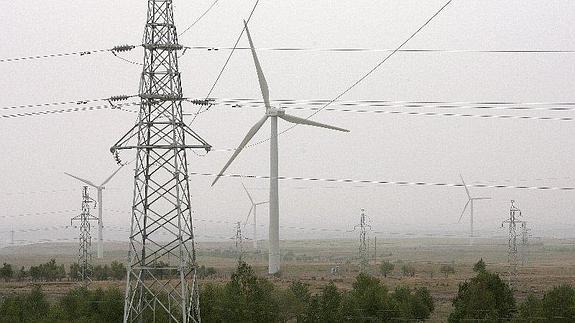 Aerogeneradores comparten paisaje con torres de alta tensión 