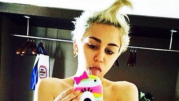 Miley Cyrus se desnuda en Instagram para hacerse un selfie