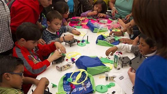 ¡Tremendo!: Con Roboteando, mil 867 niños de Puebla y DF impusieron un récord Guinness nuevo