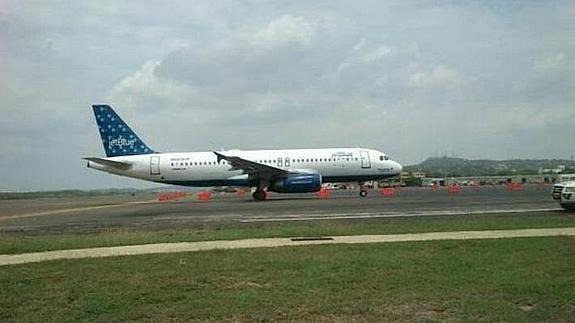 Increíble: Desvían avión a Detroit por pasajero descontrolado completamente