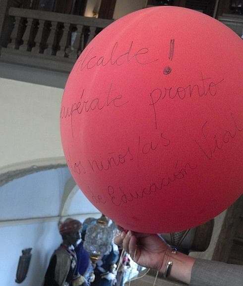 Niños de las clases de Educación Vial le han dejado este globo a Torres Hurtado. 