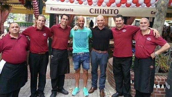 El futbolista Mikel Rico, en el centro, junto al personal de restaurante Chikito disfrutando de la feria del Centro en la plaza del Campillo. 