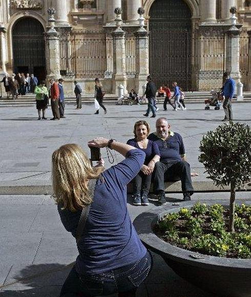 Turistas frente a la catedral de Jaén 