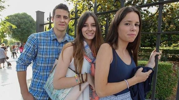 Guillermo Labrador,Leire Litwin y Clara Beatriz Palacios, los tres mejores alumnos de las pruebas de selectividad realizadas en Granada.