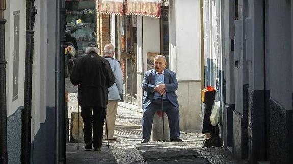 Un vecino del barrio del Albaicín toma el sol cerca de Plaza Larga. 