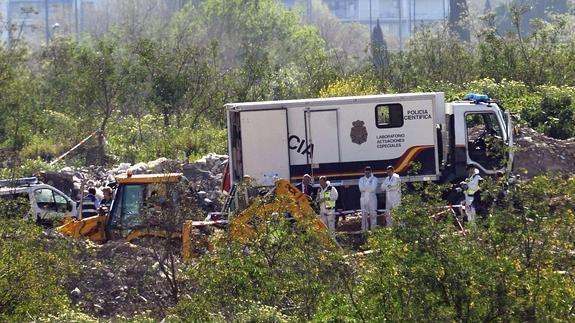 Equipos policiales en la escombrera de Camas buscan los restos de Marta del Castillo. 
