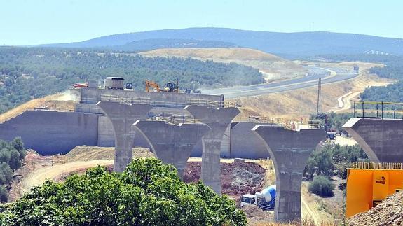 Las obras de la futura autovía hacia Albacete comienzan a salvar el cauce del río Guadalimar. 