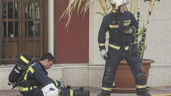 El bombero amigo de Miguel Lorenzo se sienta abatido tras estar trabajando en la extinción del fuego. 