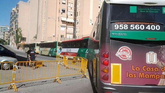 Autobuses metropolitanos paran frente a la cochera de Bomberos en Antonio Dalmases. 