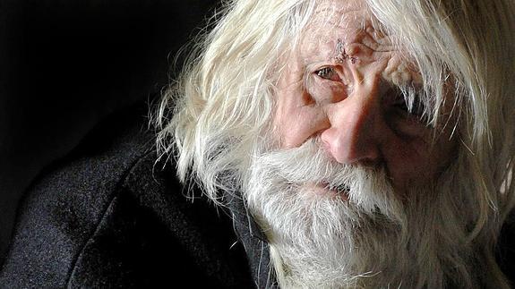 Vive en un huequito de la iglesia de San Cirilo y San Metodio y cada día recorre 20 kilómetros para acudir hasta su puesto limosnero. 