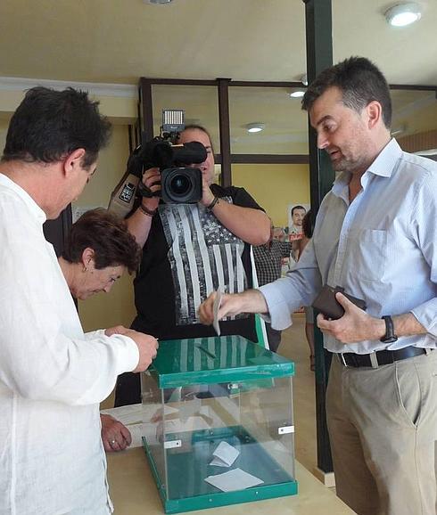 Antonio Maíllo votando en Aracena (Huelva) donde reside. 