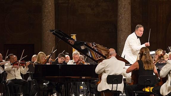 Sakari Oramo dirige con maestría la BBC Symphony Orchestra en el Palacio de Carlos V. 