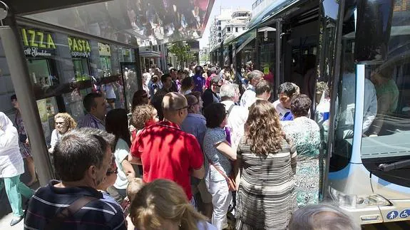 Unos 2.000 viajeros por hora en las dos primeras semanas de la LAC