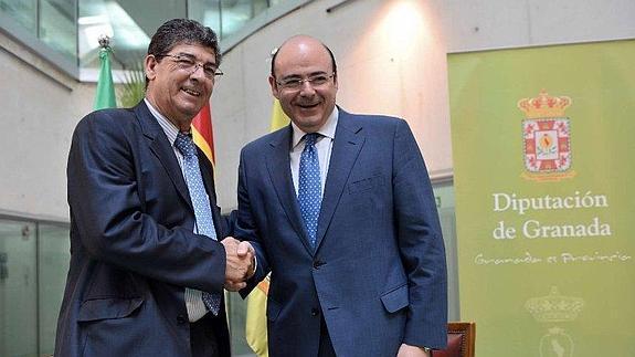 Diego Valderas y Sebastián Pérez, tras firmar el convenio 