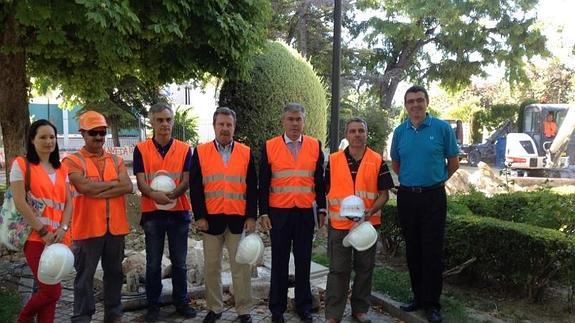 El alcalde vista las obras de remodelación del Parque Alameda de Adolfo Suárez