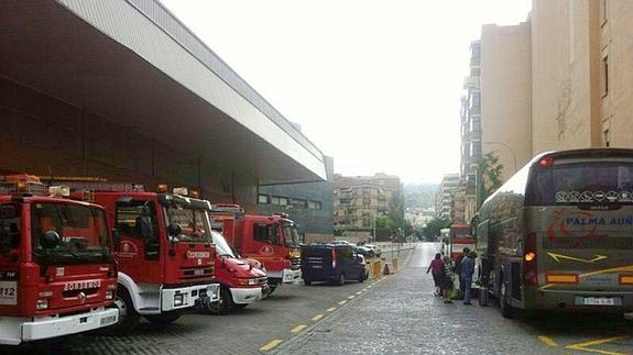 Camiones de bomberos del Parque Sur, frente a la nueva parada de buses metropolitanos. 
