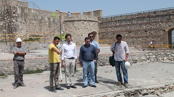Los técnicos explican al delegado de Turismo y al alcalde de Salobreña la marcha de las obras. 