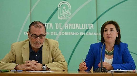 Sandra García, a la derecha, ha presentado el plan junto a Jose Antonio Aparicio  