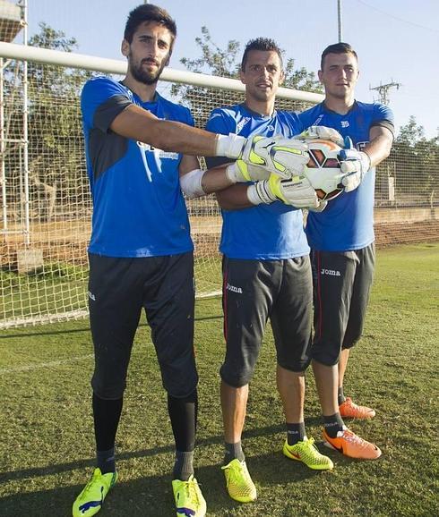 Oier (i), Roberto (c) y Dimitrievski unen sus fuerzas para mantener la portería del Granada siempre a cero .  