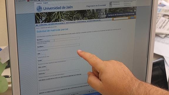 Una estudiante formaliza su matrícula desde casa en la Universidad de Jaén. 