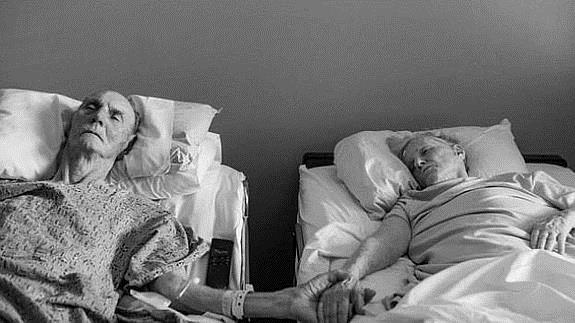 Una pareja de ancianos fallece a la vez, cogida de la mano tras una vida de matrimonio