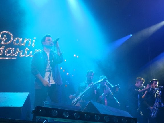 El canto de un 'viejo loco' consigue llenar la Plaza de Toros de Berja