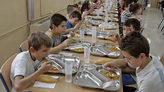 Alumnado en un comedor escolar. 