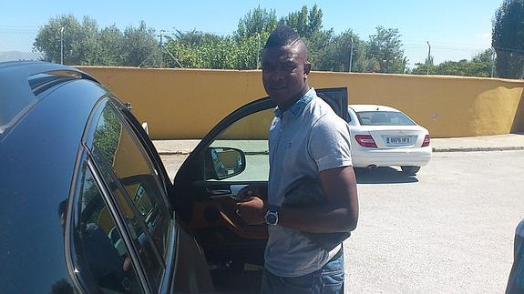 Córdoba entra en su coche tras entrenar ayer con el Granada CF. 