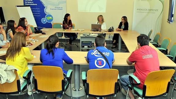 La tutorización de proyectos empresariales y formación a los nuevos empresarios son las principales actuaciones del CADE Linares.