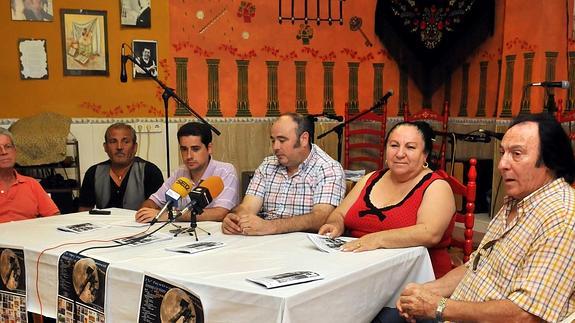 Adolfo García, ‘Joselete de Linares’, Juan José García, Rafael Martínez, Luisa de Castro y Enrique Soto en la presentación.