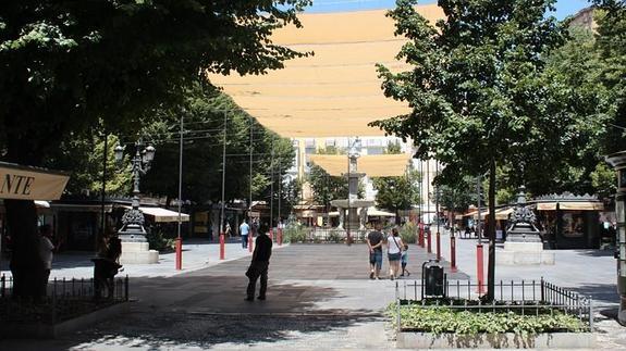 La plaza de Bib Rambla, con la fuente de Neptuno y los Gigantes. 