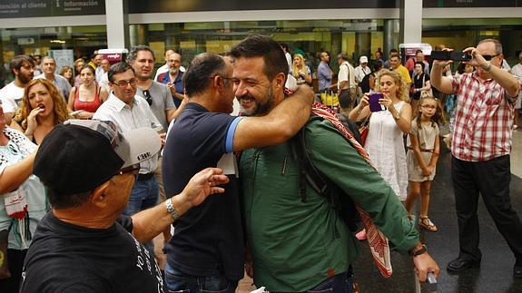 Simpatizantes de la causa palestina recibieron ayer al activista Manuel Pineda en la estación María Zambrano de la capital.