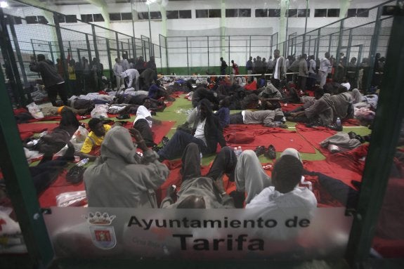 Uno de los dos pabellones deportivos habilitados enTarifa para atender la avalancha de subsaharianos de esta semana.