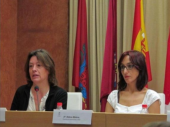 En la derecha de la foto, la activista e investigadora de Migraciones y Trata de Seres Humanos, Helena Maleno, durante una conferencia.